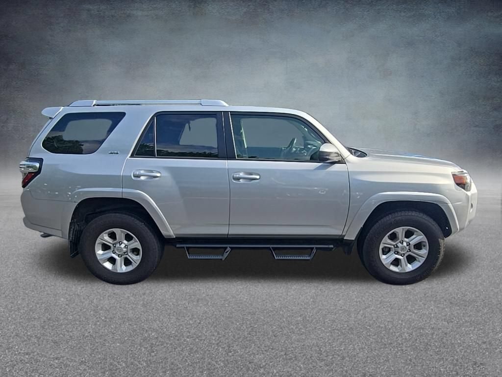 Used 2018 Toyota 4Runner SR5 AWD/4WD image 10