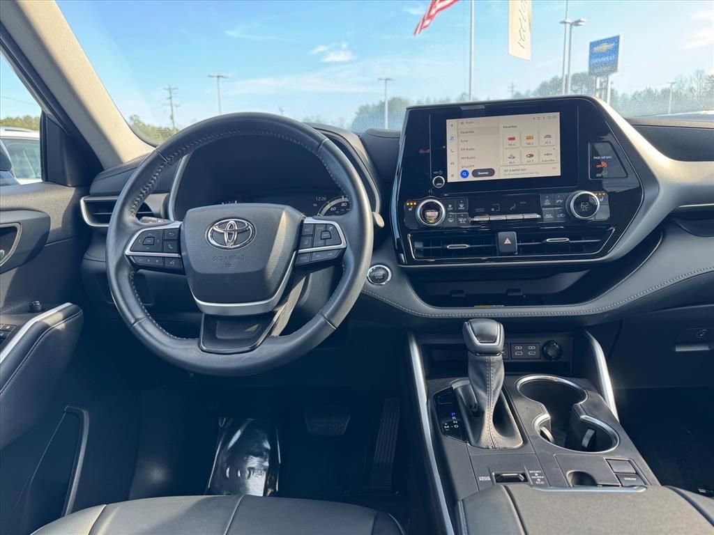 Used 2023 Toyota Highlander XLE image 14