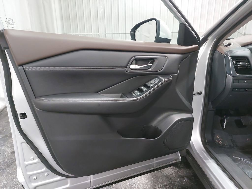 Used 2023 Nissan Rogue SV w/ SV Premium Package image 26