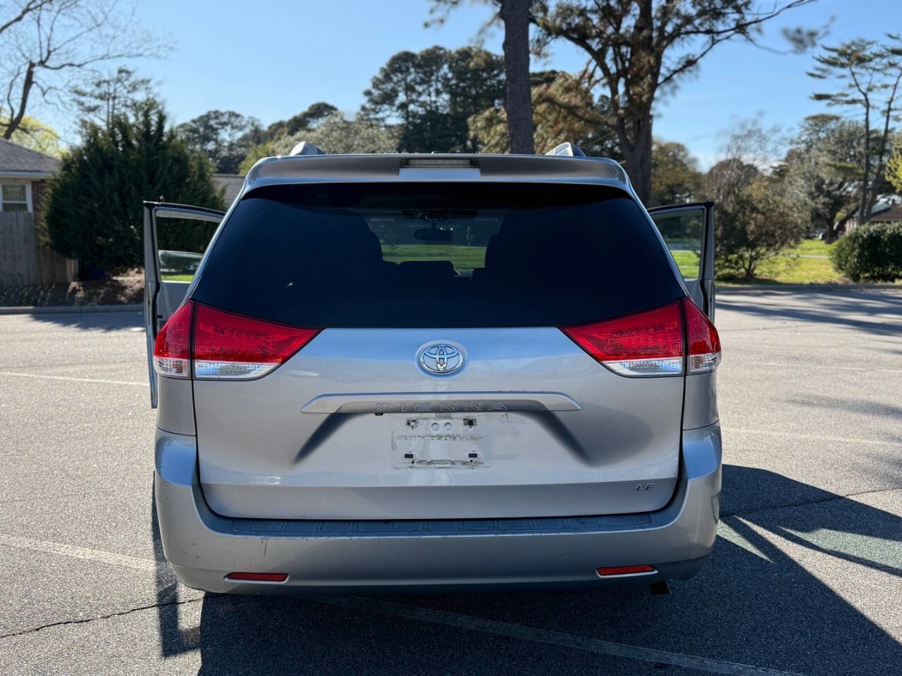 Used 2011 Toyota Sienna LE image 7