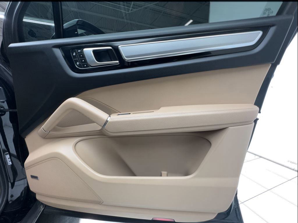 Used 2023 Porsche Cayenne Platinum Edition image 34