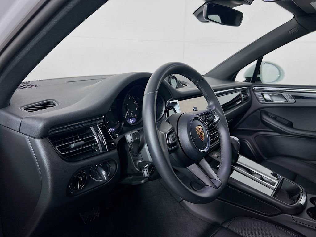 Certified 2025 Porsche Macan image 4