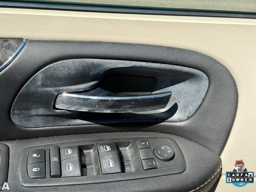 Used 2014 Chrysler Town & Country Touring FWD image 18
