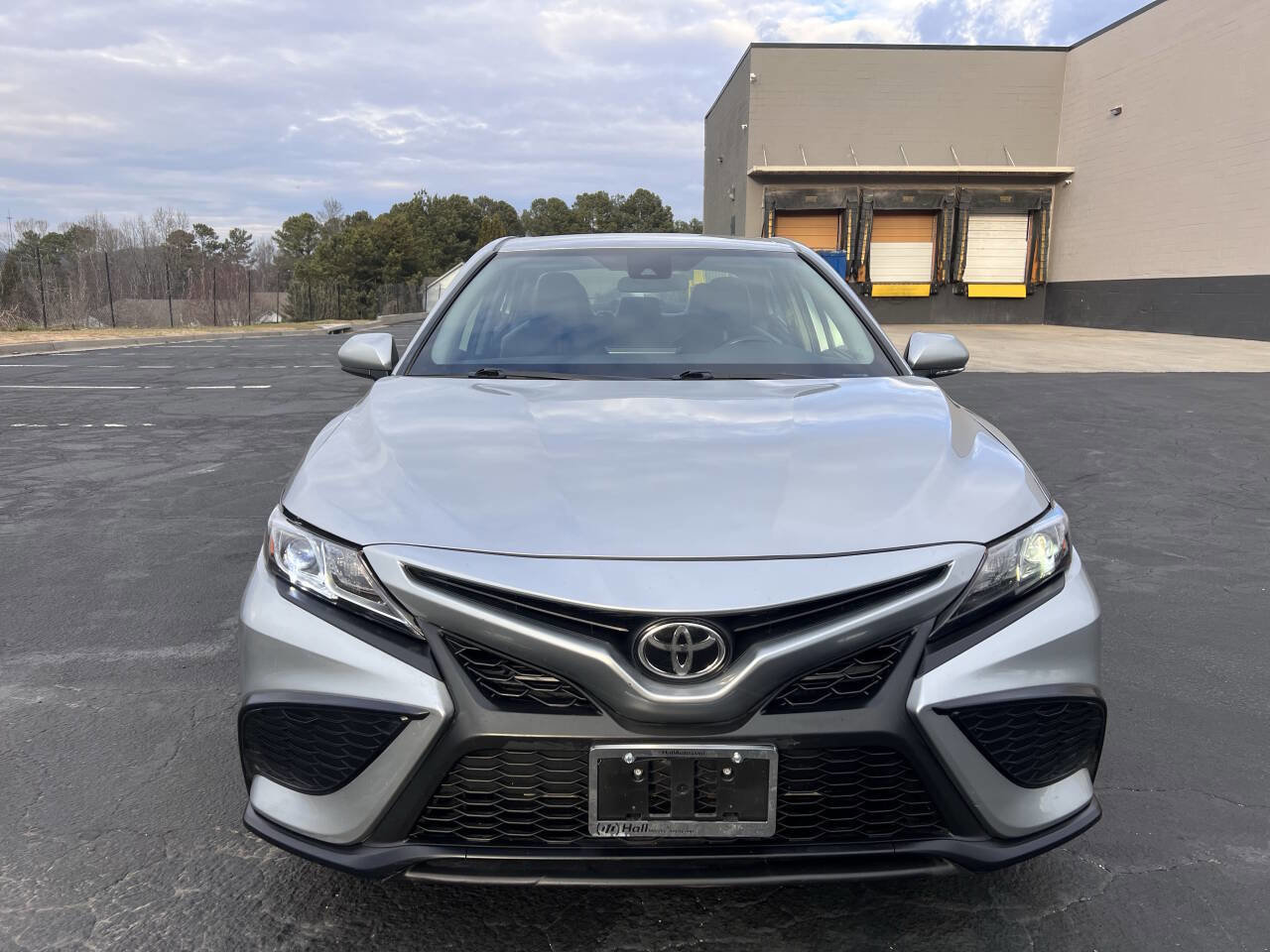 Used 2022 Toyota Camry SE image 3