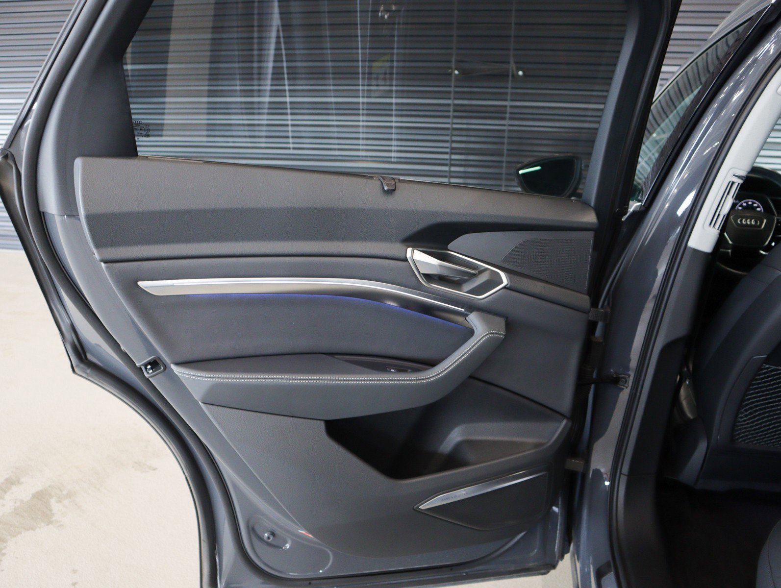 Used 2024 Audi Q8 e-tron Prestige image 27