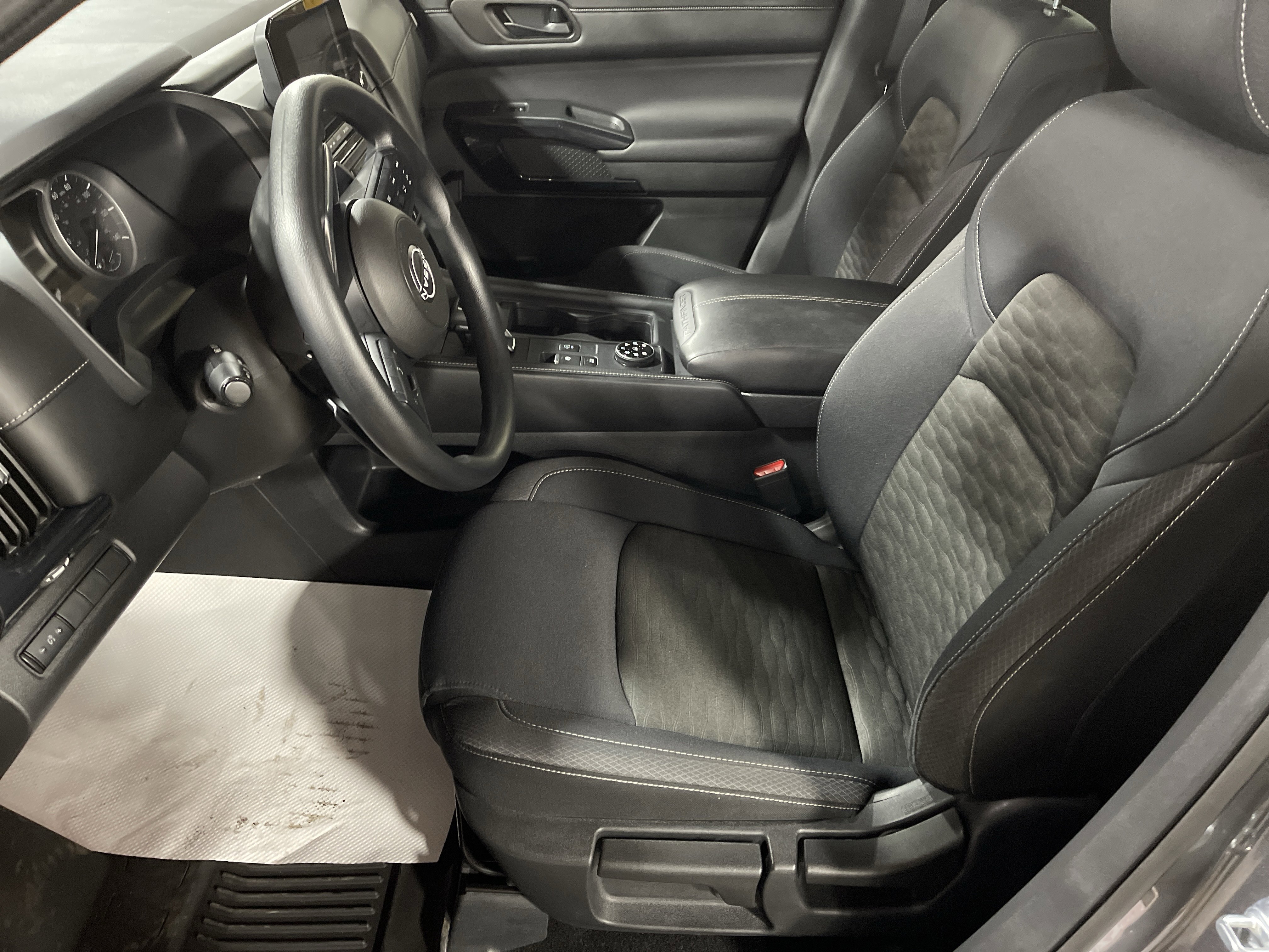 Used 2024 Nissan Pathfinder S image 9