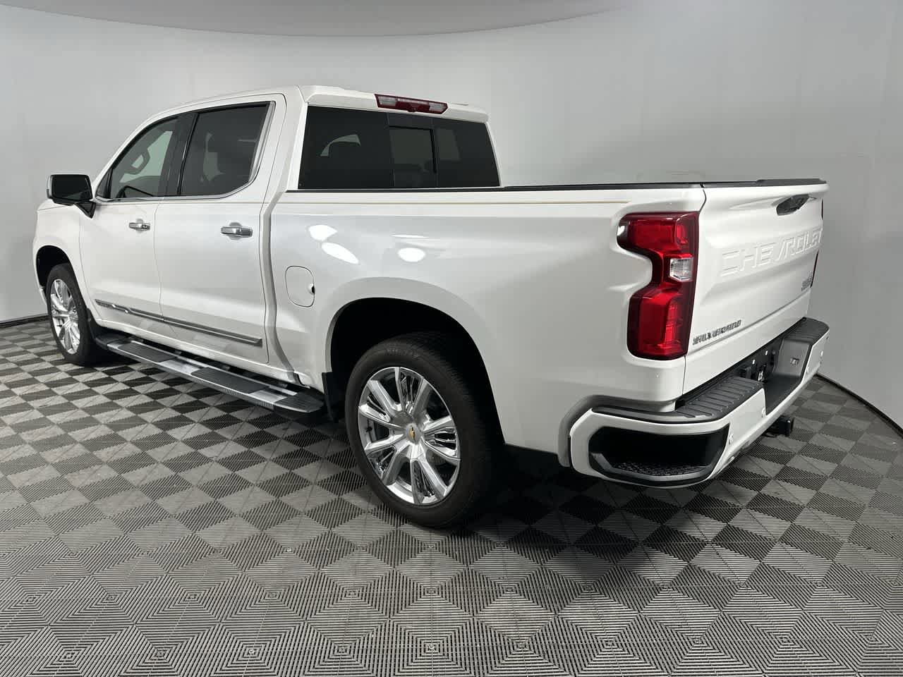 Used 2024 Chevrolet Silverado 1500 High Country AWD/4WD image 6