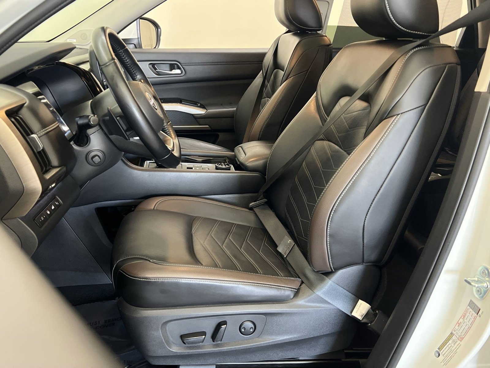 Used 2023 Nissan Pathfinder Platinum image 11