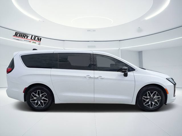 New 2027 Chrysler Pacifica Limited FWD image 2