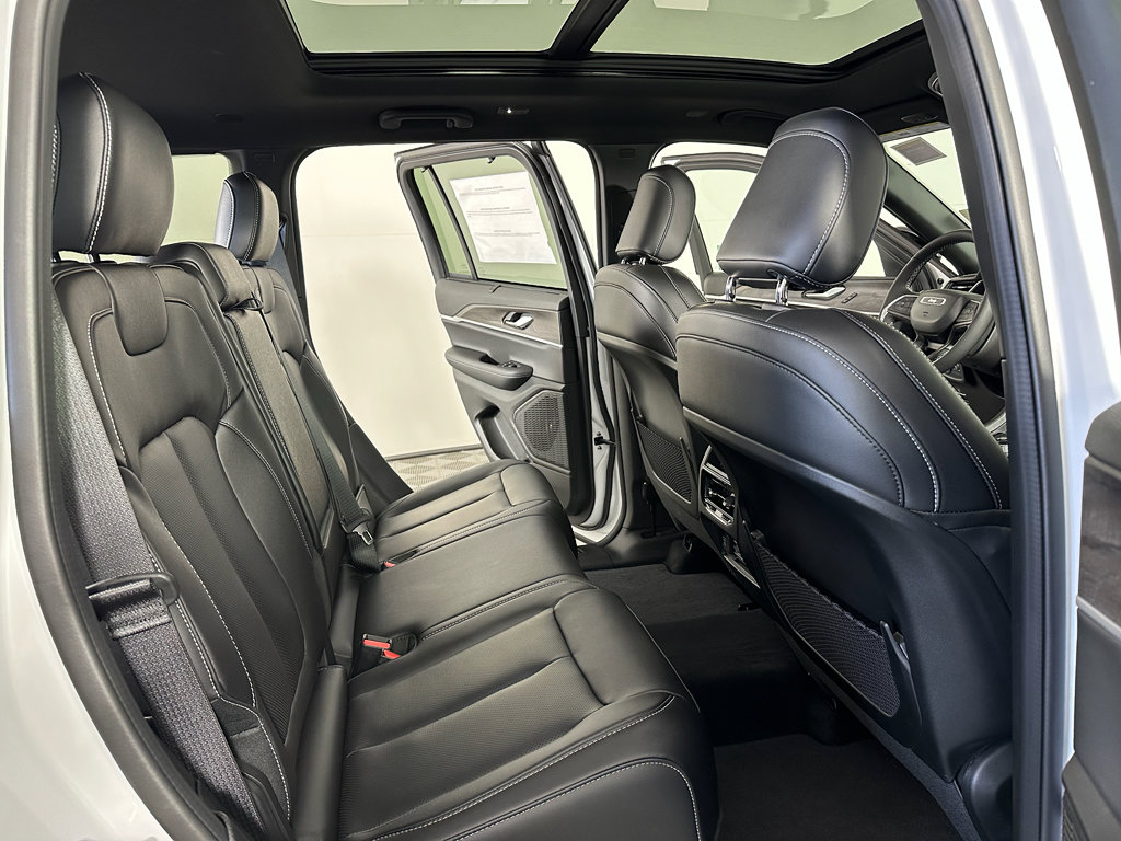 New 2025 Jeep Grand Cherokee Limited image 11