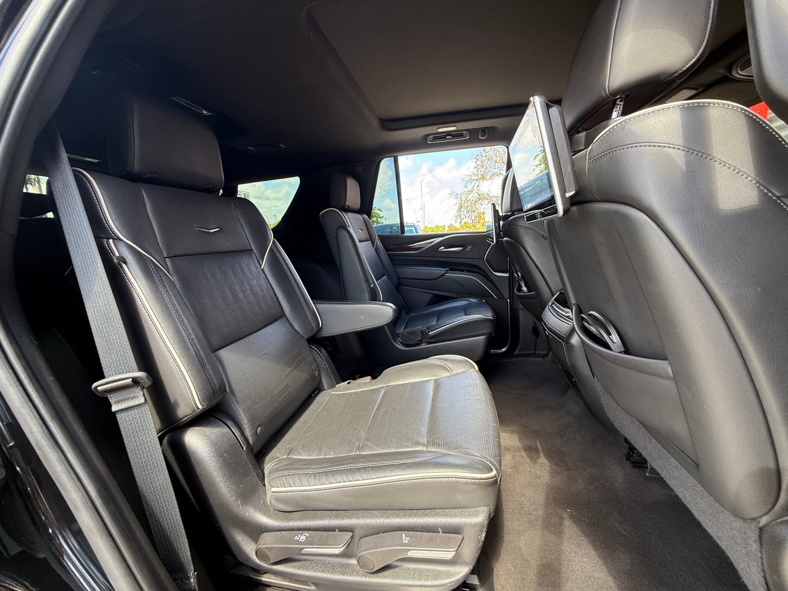 Used 2023 Cadillac Escalade Premium Luxury image 23