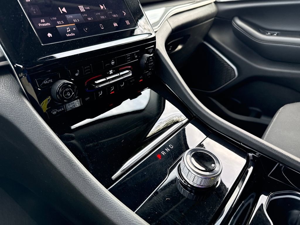 Used 2022 Jeep Grand Cherokee Laredo w/ Luxury Tech Group I image 34