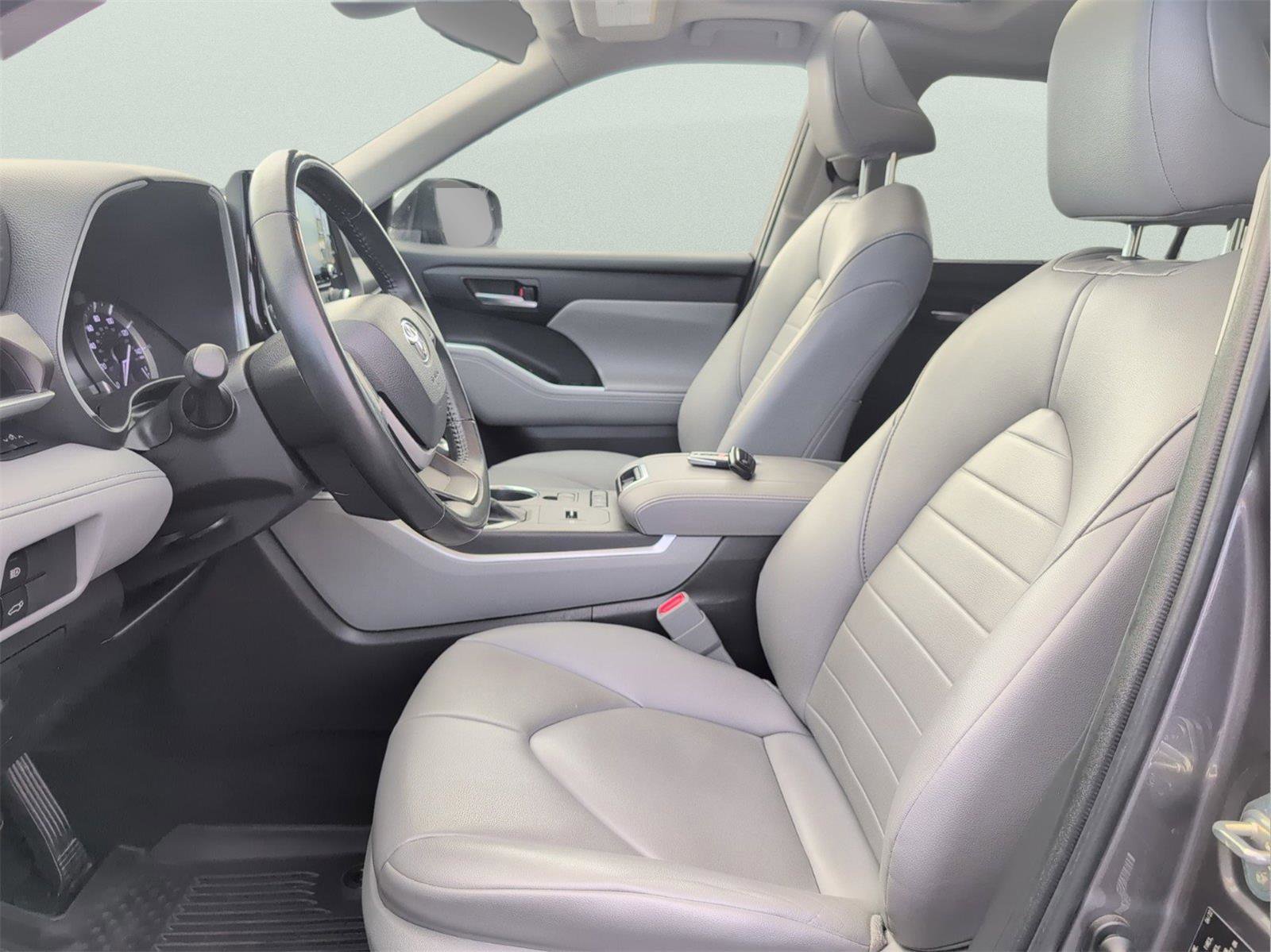 Used 2022 Toyota Highlander XLE image 13