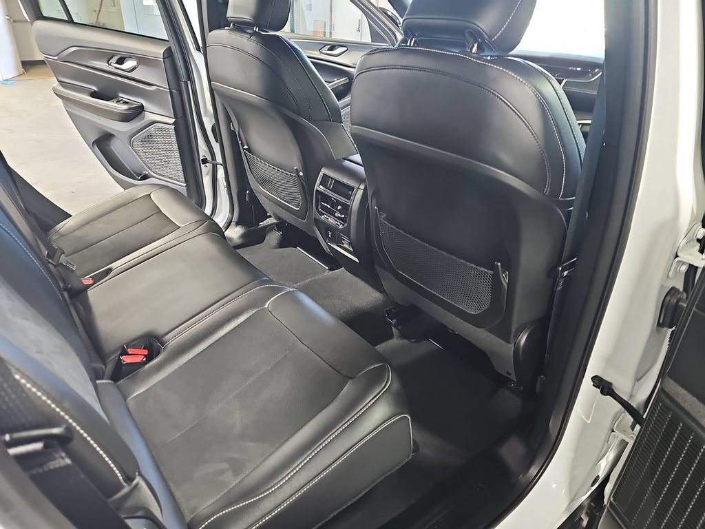 Used 2023 Jeep Grand Cherokee Altitude AWD/4WD image 11