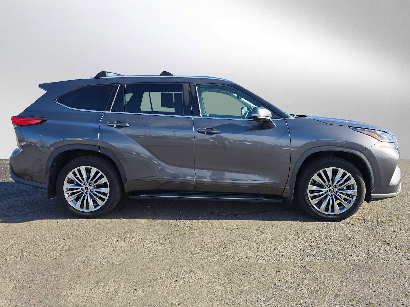 Used 2022 Toyota Highlander Platinum image 2