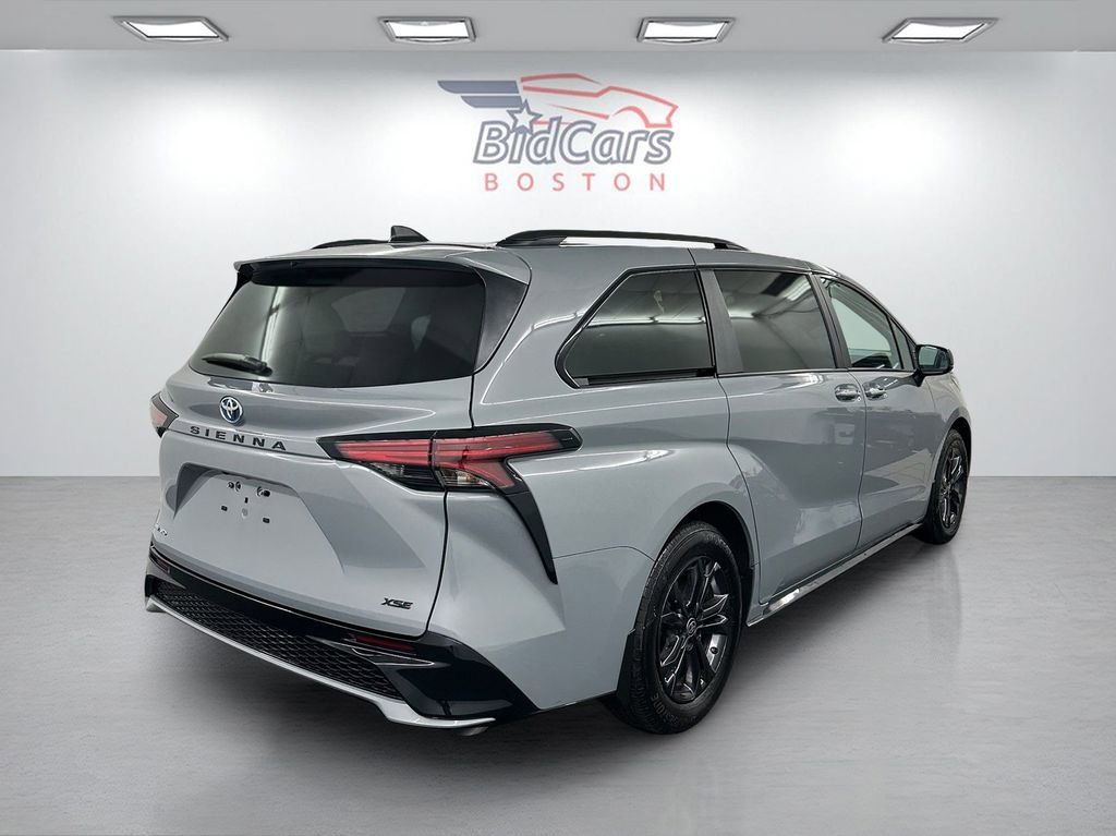 Used 2025 Toyota Sienna XSE image 4