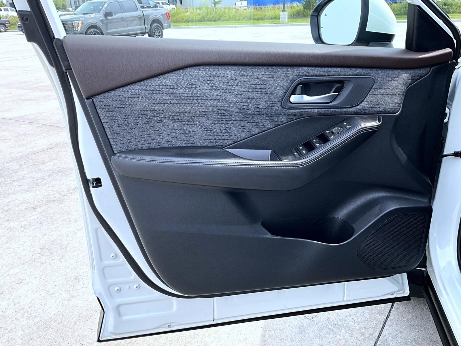 Used 2022 Nissan Rogue SV image 10