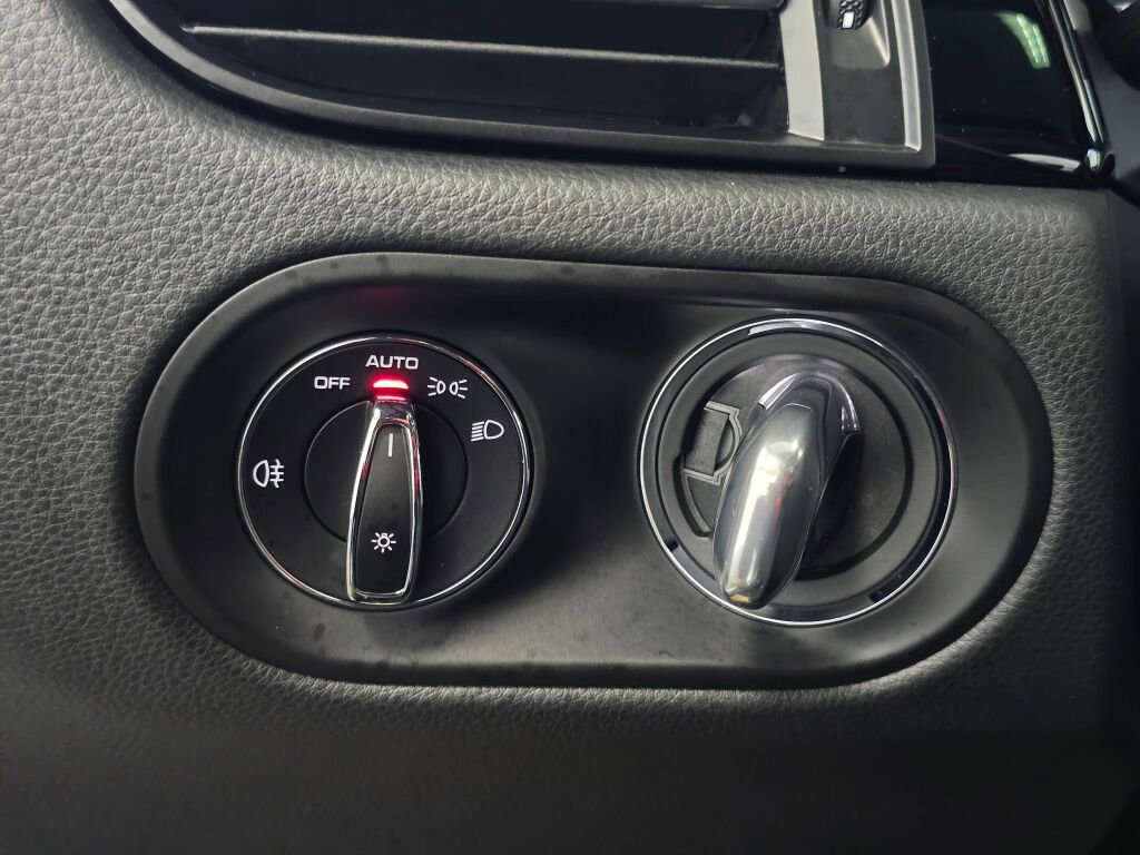 Certified 2024 Porsche Macan image 35