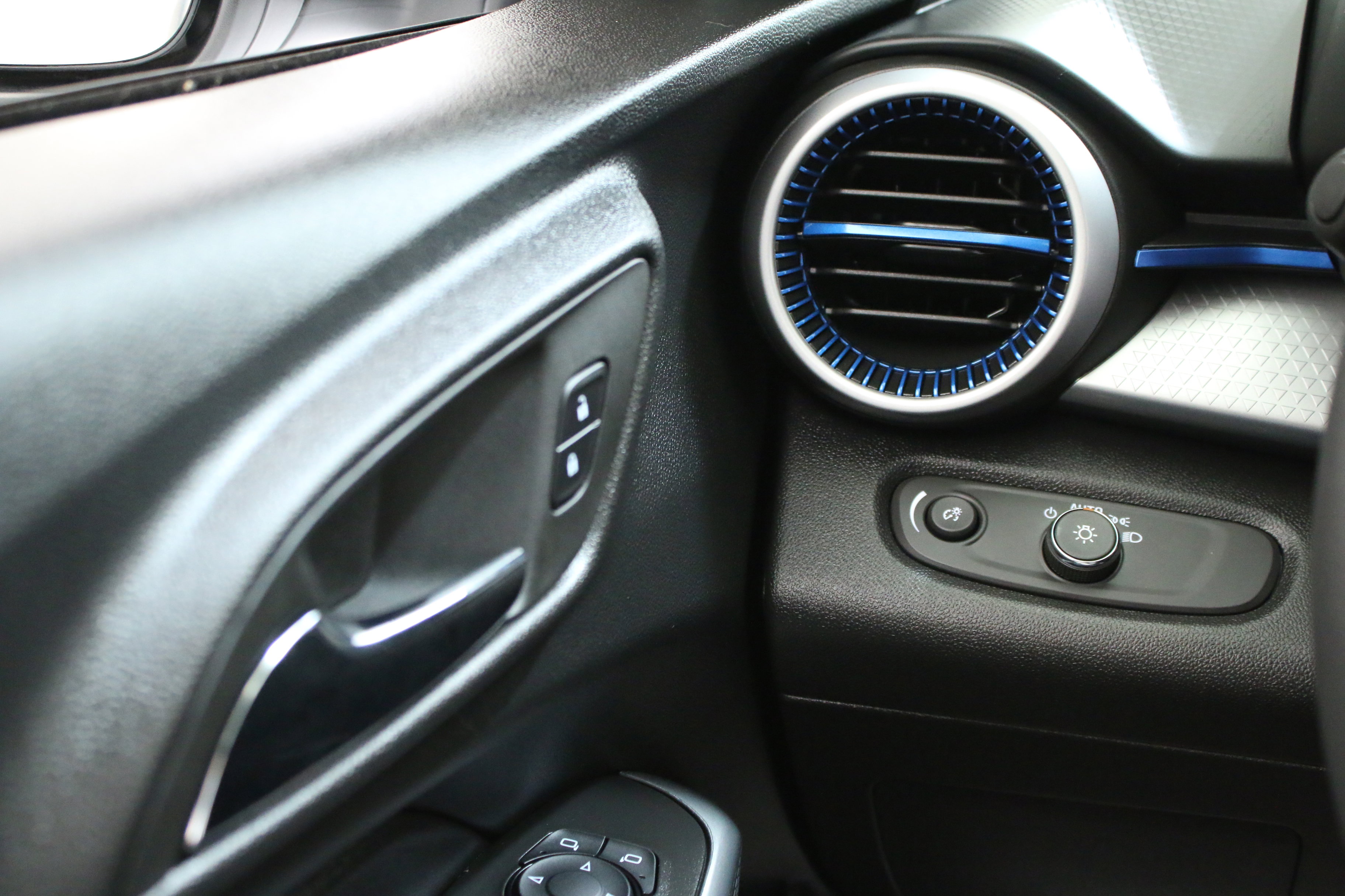 Used 2025 Chevrolet Trax LS image 16