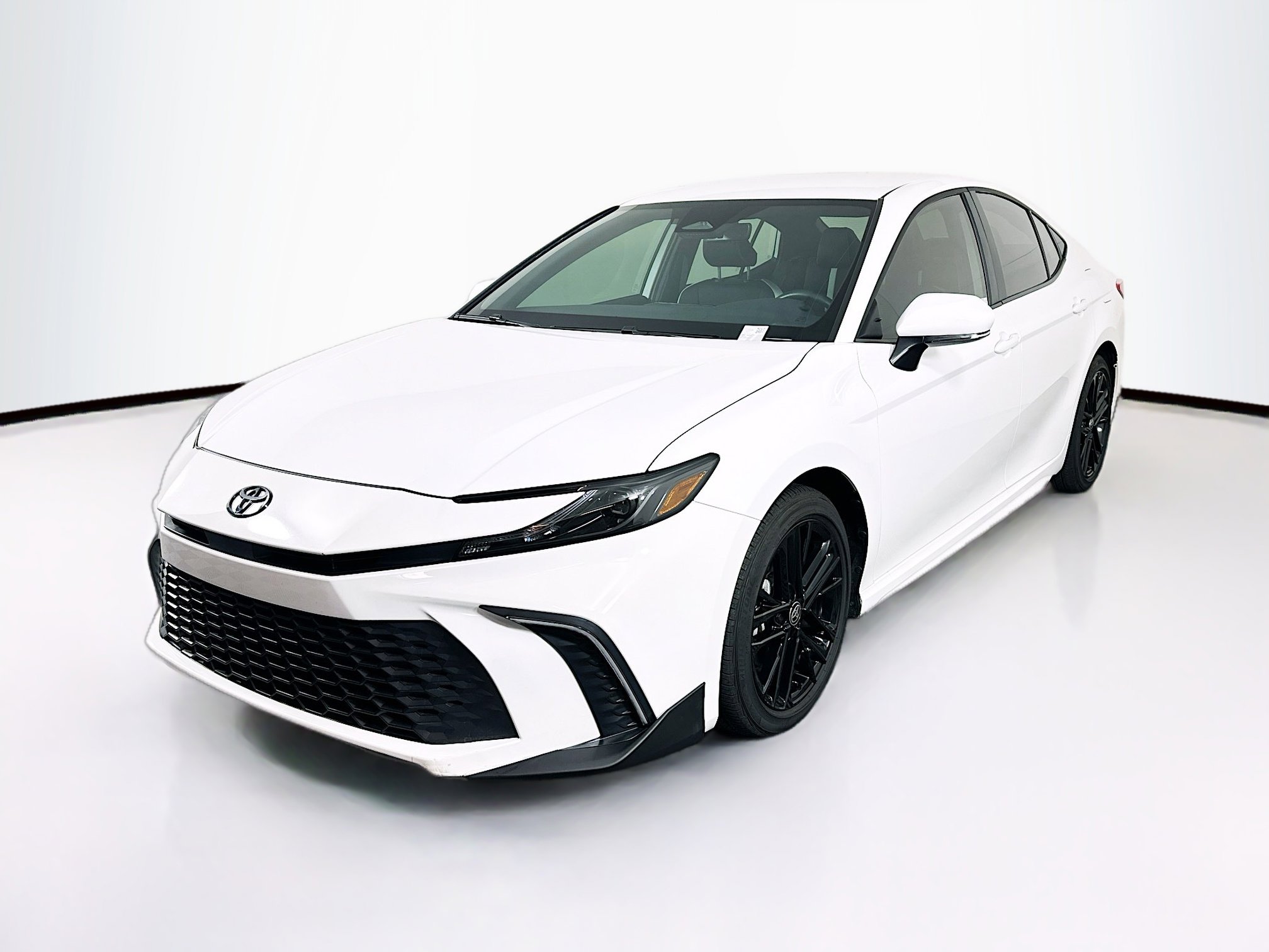 Used 2025 Toyota Camry SE image 3