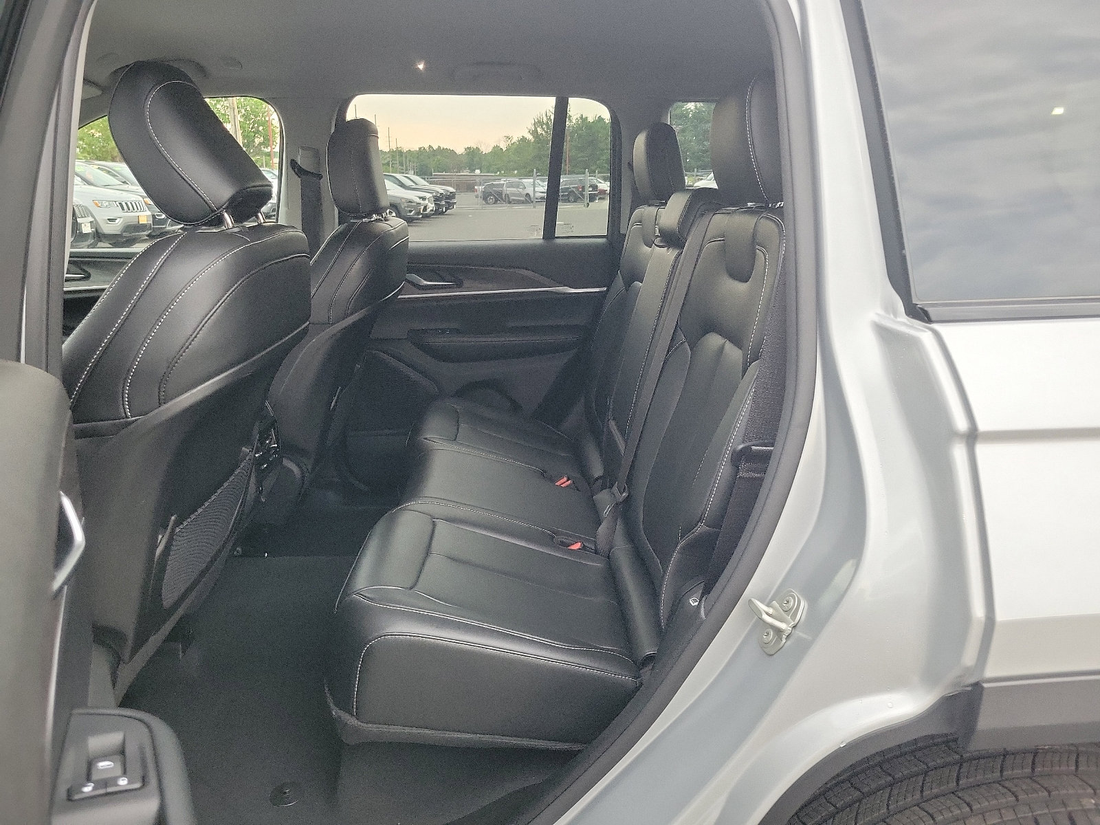 Certified 2023 Jeep Grand Cherokee Limited AWD/4WD image 10