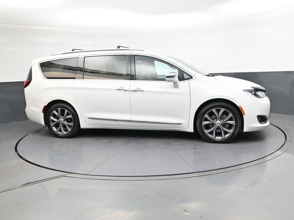 Used 2017 Chrysler Pacifica Limited FWD image 3