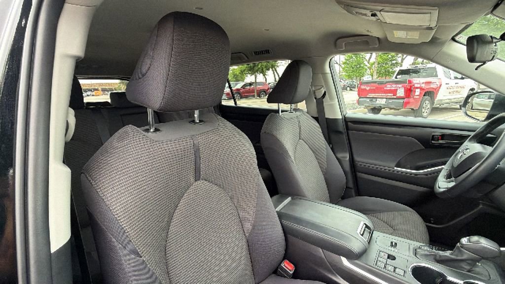 Certified 2025 Toyota Highlander LE image 40