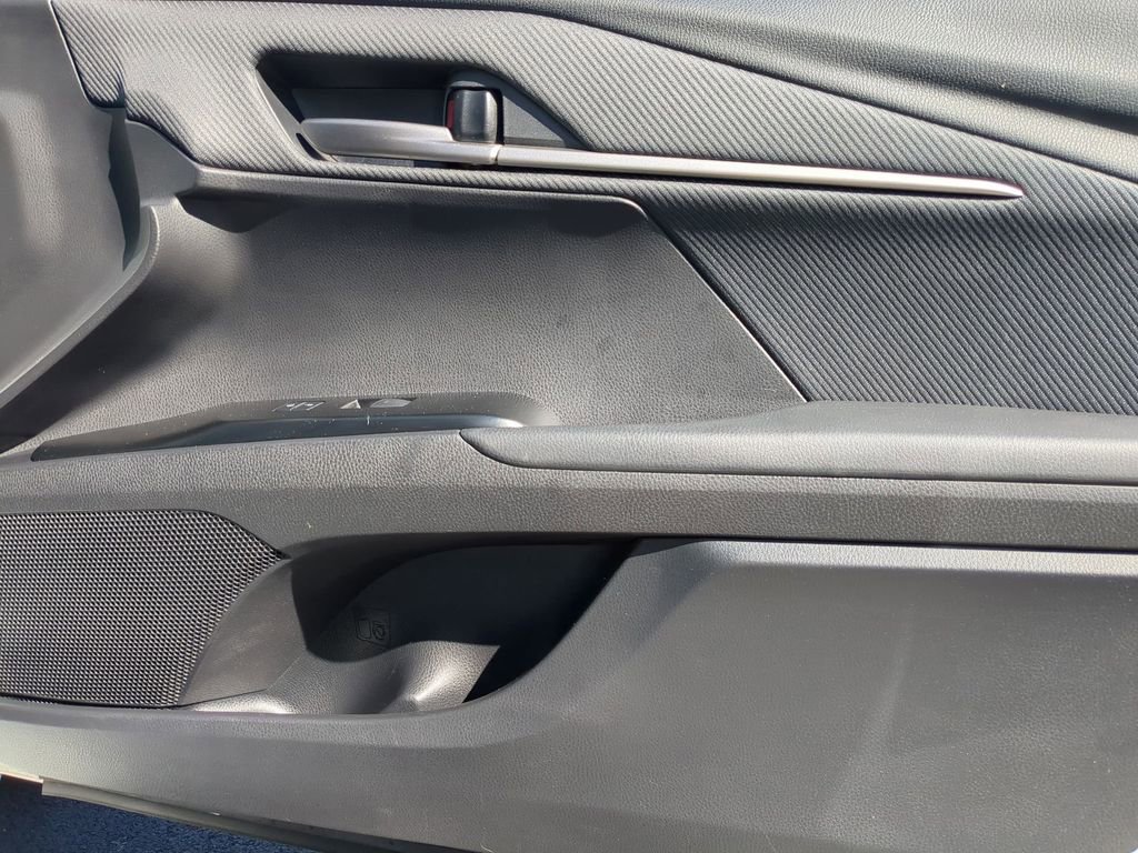 Used 2025 Toyota Camry SE image 35