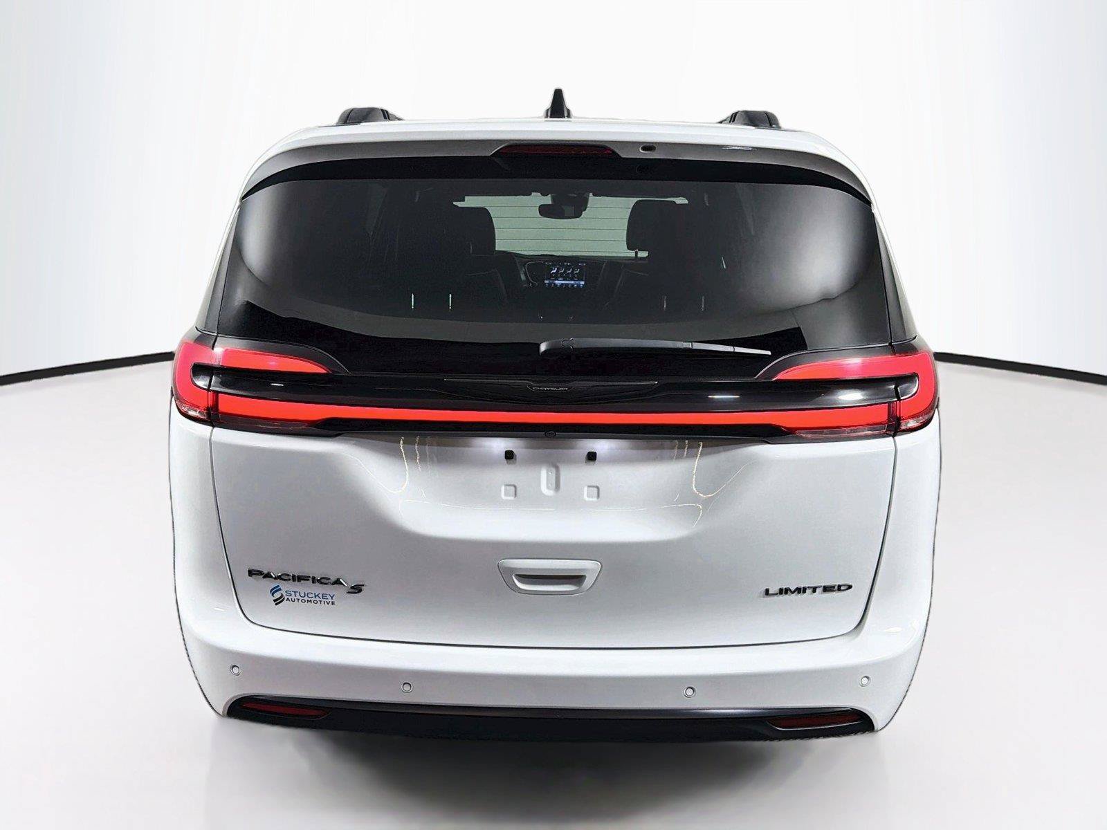 Used 2025 Chrysler Pacifica Limited FWD image 10