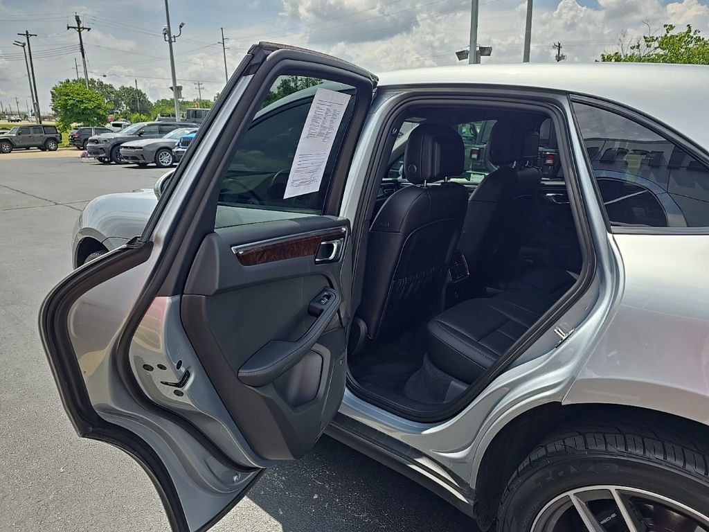 Used 2022 Porsche Macan S w/ Premium Package image 16