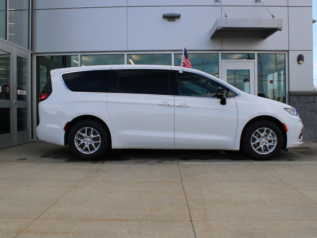 New 2026 Chrysler Pacifica Select image 4