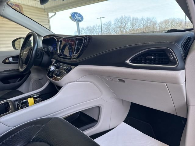 Used 2022 Chrysler Pacifica Limited image 25