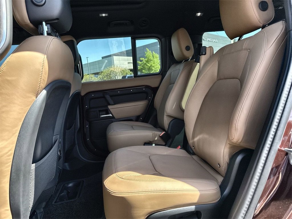 Used 2025 Land Rover Defender 130 X-Dynamic SE image 15