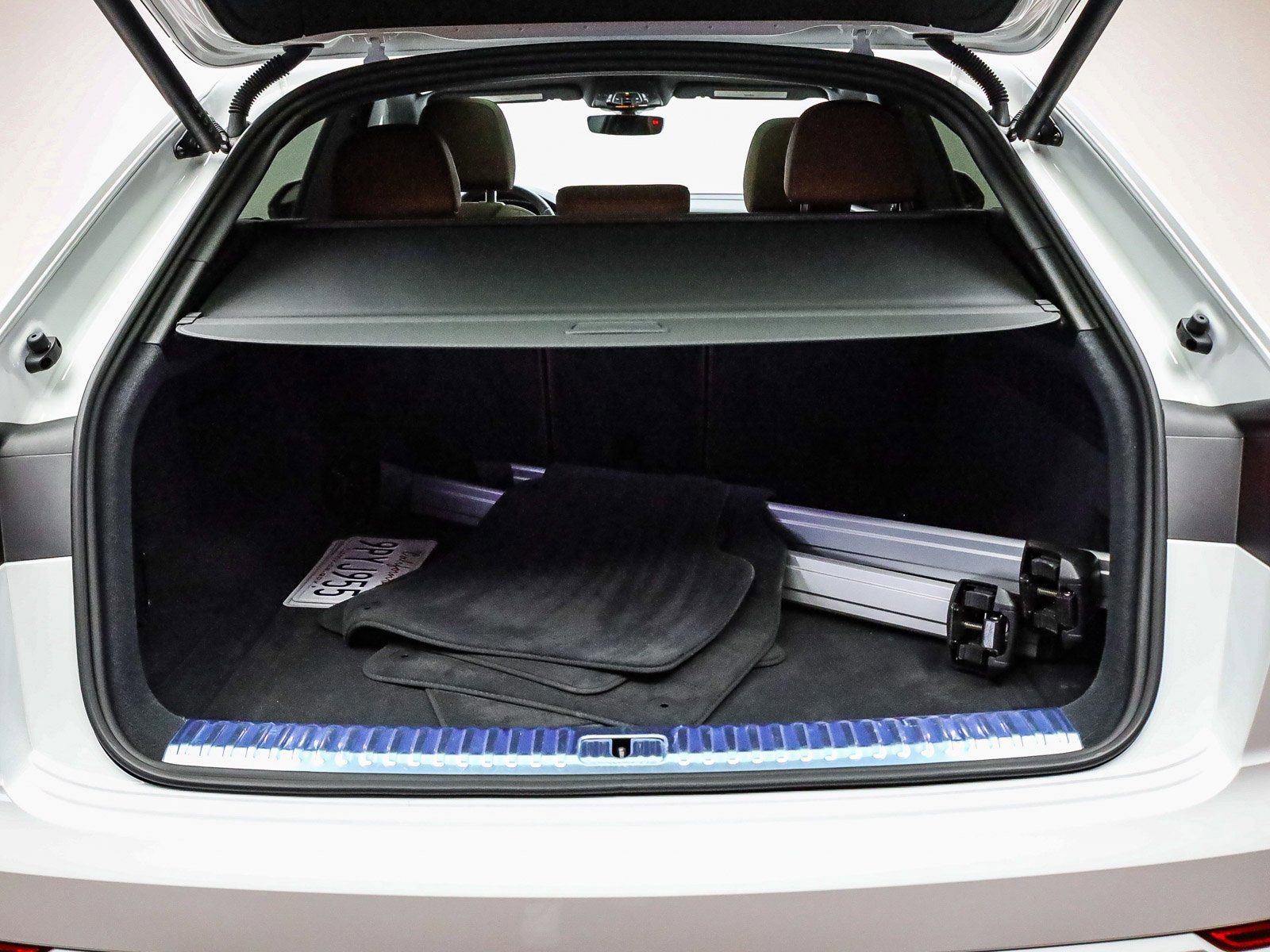 Used 2024 Audi Q8 Premium w/ Black Optic Package image 28