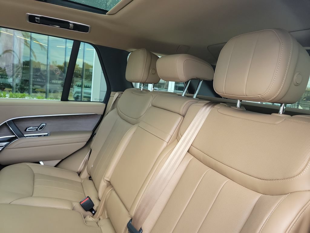 Used 2025 Land Rover Range Rover SE AWD/4WD image 15