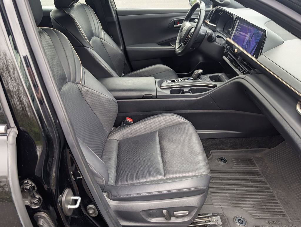 Used 2023 Toyota Crown Limited image 21