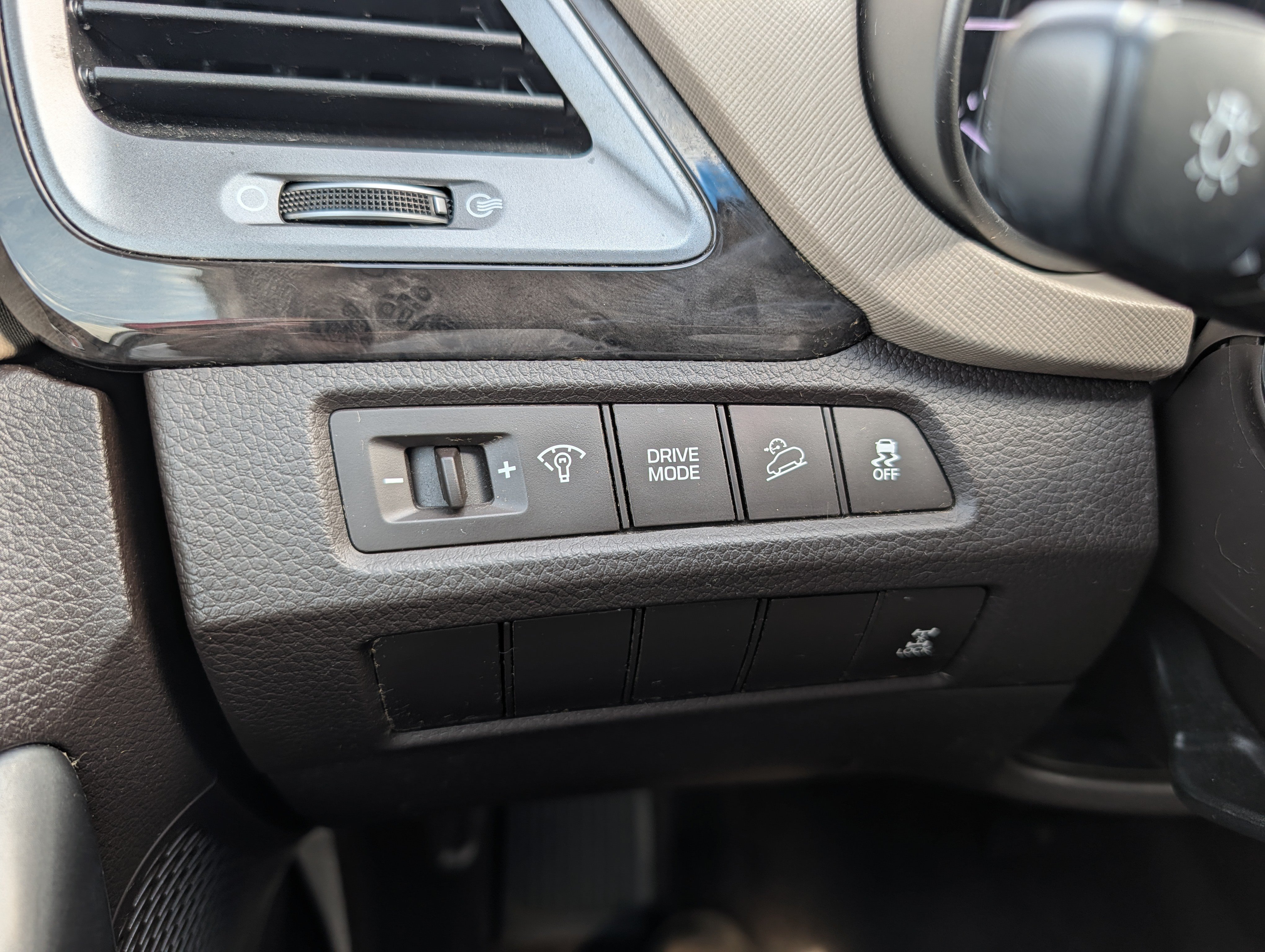 Used 2018 Hyundai Santa Fe SE AWD/4WD image 26