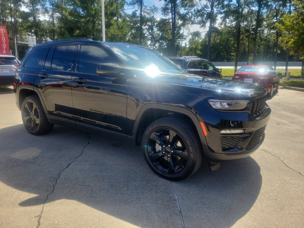 Used 2025 Jeep Grand Cherokee Limited w/ Black Appearance Package RWD image 9