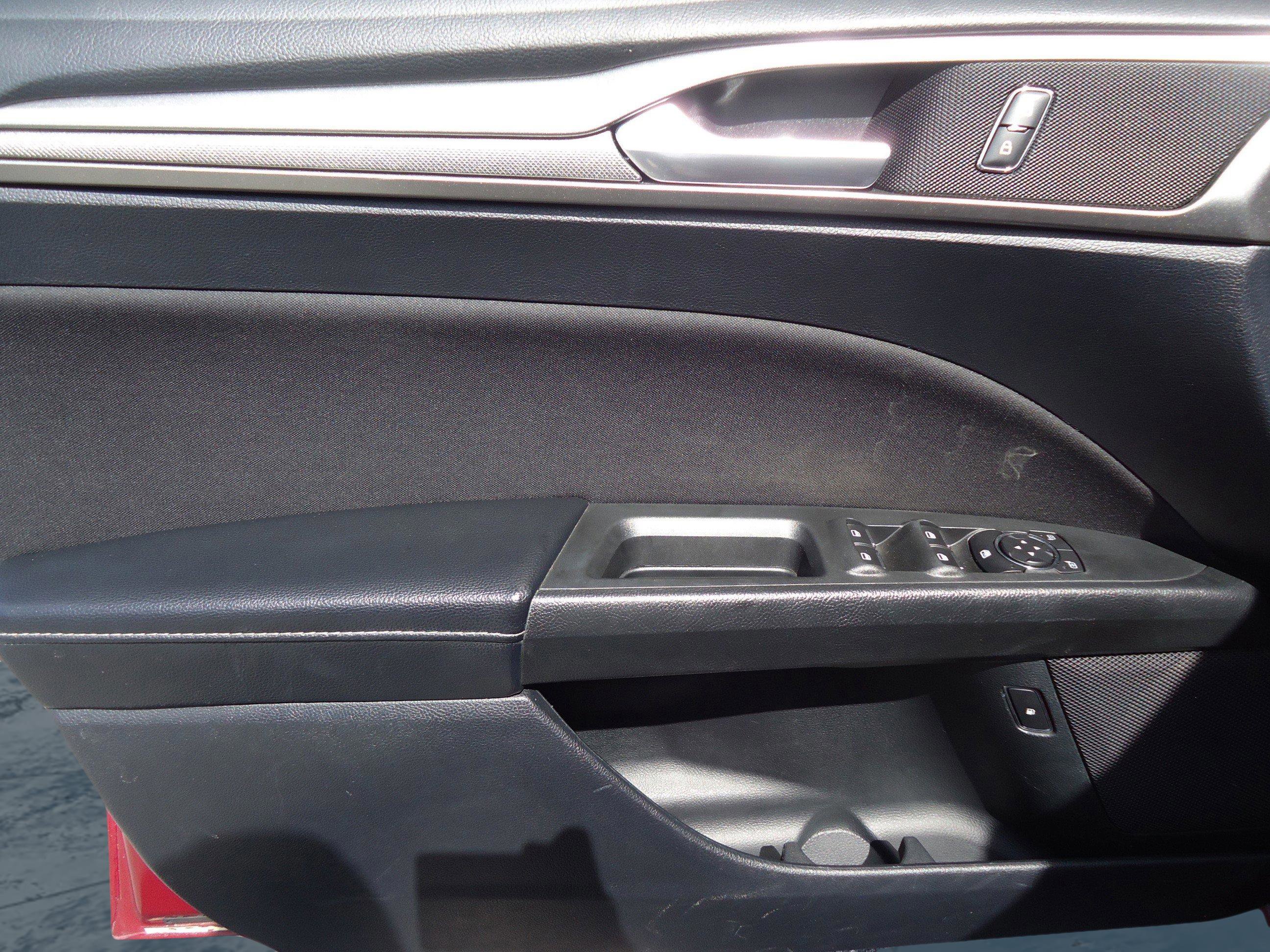 Used 2019 Ford Fusion SE FWD image 22