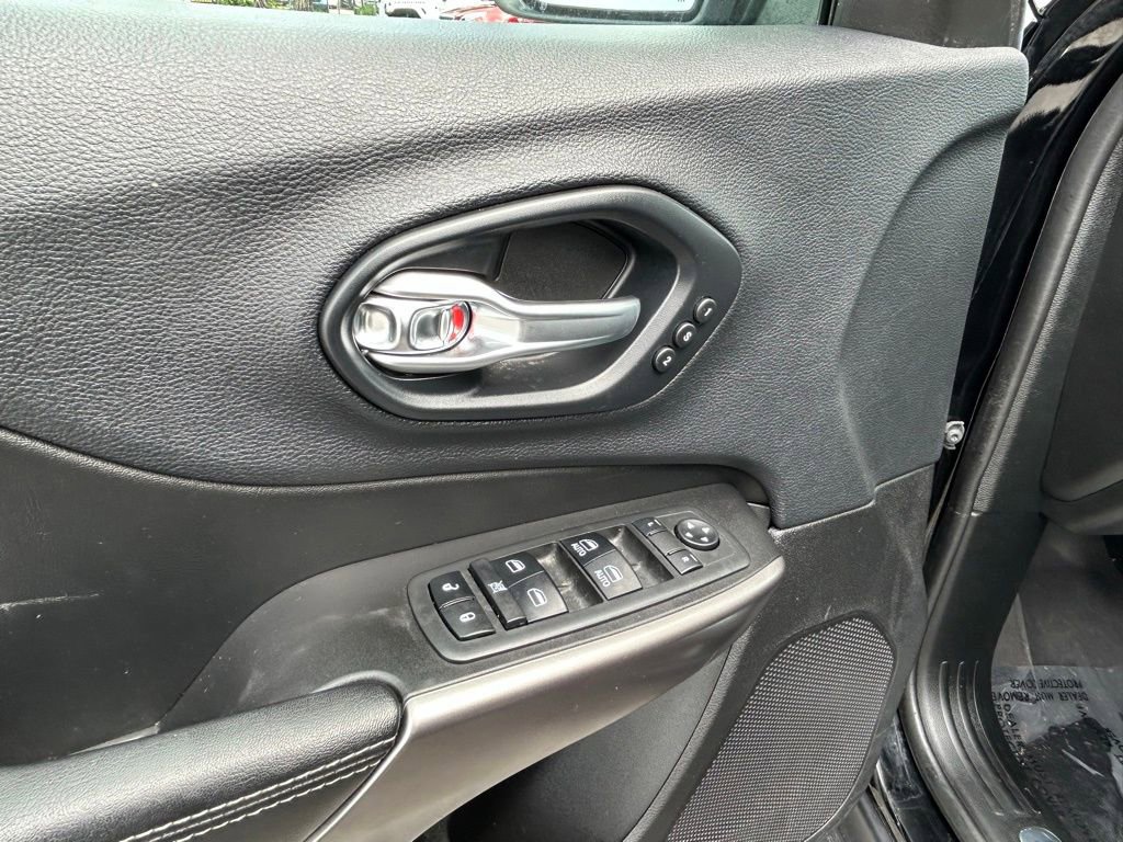 Used 2019 Jeep Cherokee Limited image 16