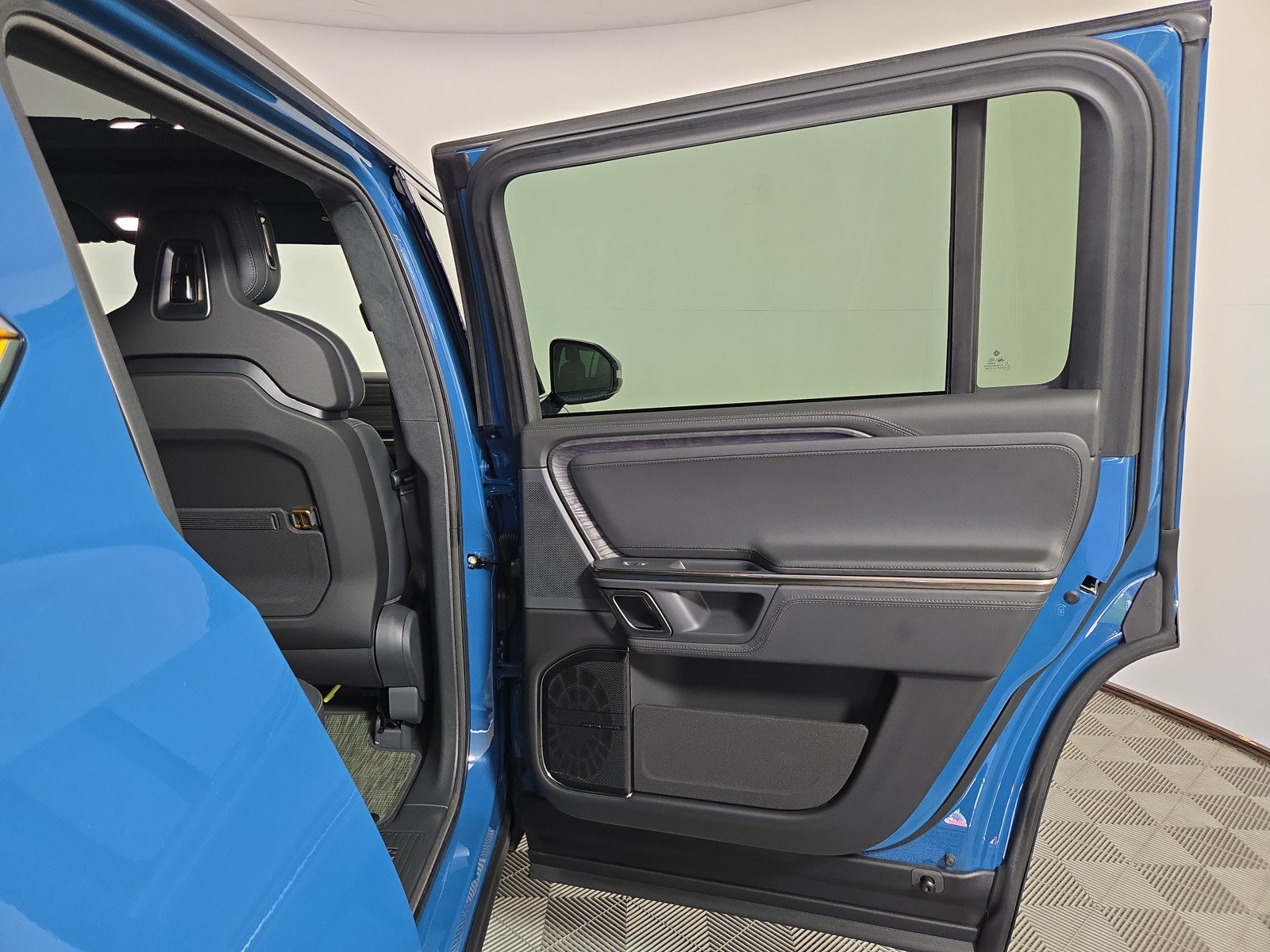 Used 2023 Rivian R1S Adventure AWD/4WD image 19