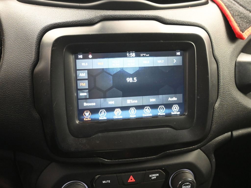 Used 2018 Jeep Renegade Latitude w/ Cold Weather Group image 14