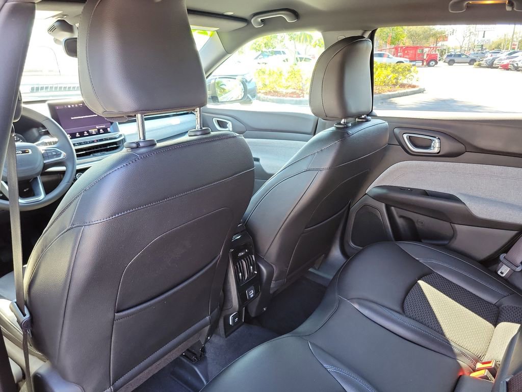 Used 2024 Jeep Compass Latitude image 11