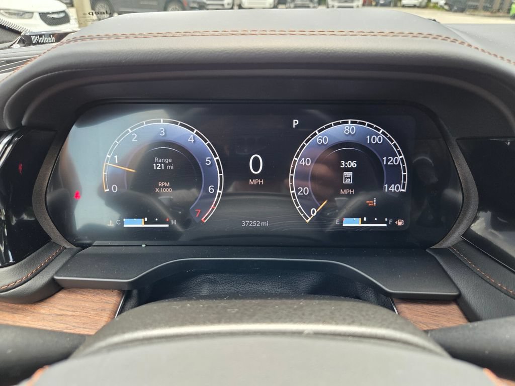 Used 2023 Jeep Grand Cherokee Summit w/ Luxury Tech Group V AWD/4WD image 33