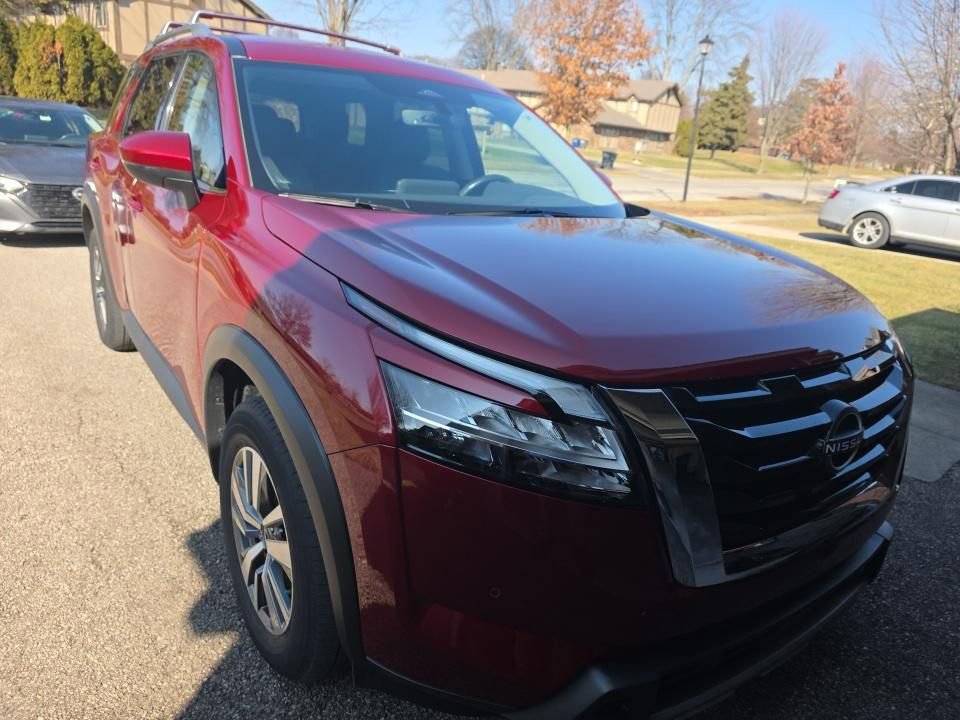 Certified 2023 Nissan Pathfinder SL image 4