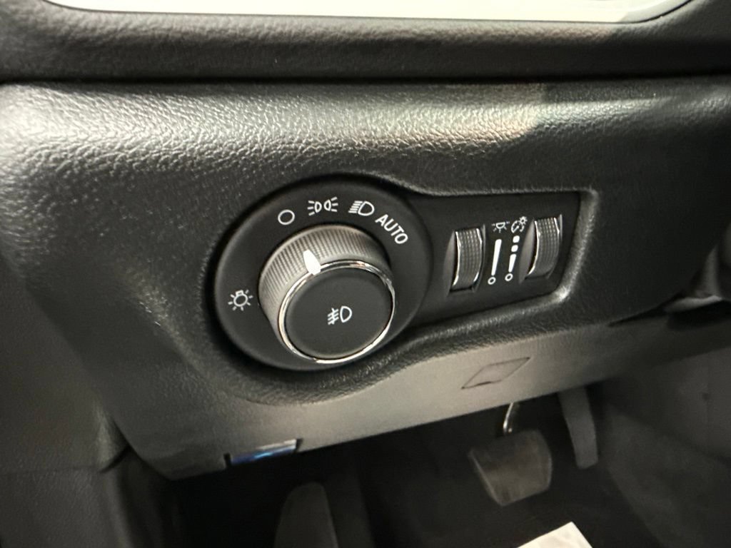 Used 2026 Chrysler Pacifica Select FWD image 25