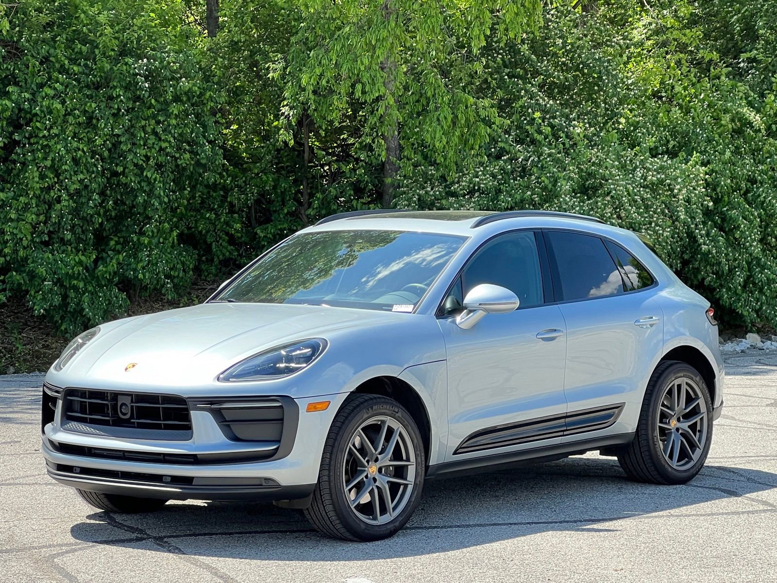 Certified 2025 Porsche Macan AWD/4WD image 1