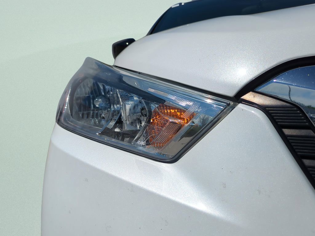 Certified 2019 Nissan Kicks SV image 9
