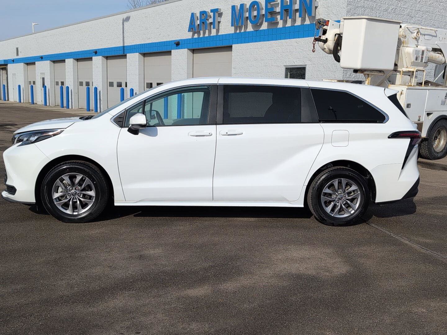 Used 2025 Toyota Sienna LE image 2