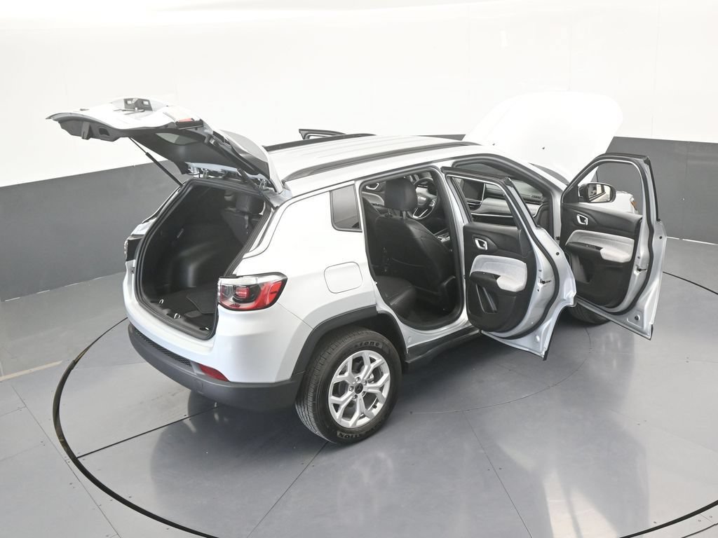 Used 2025 Jeep Compass Latitude AWD/4WD image 38